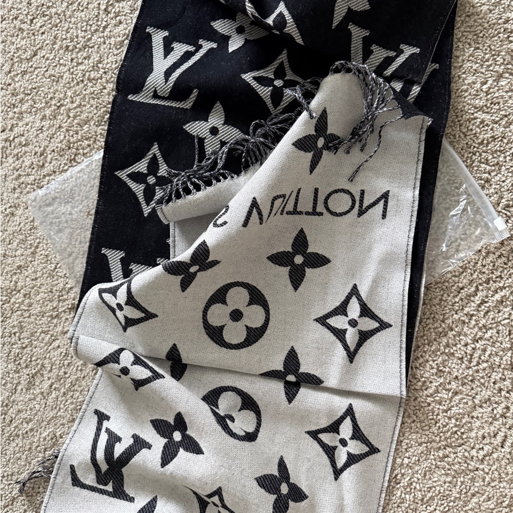 Louis Vuitton Black and Cream Monogram Scarf